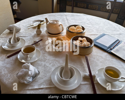 dh Jumbo Floating restaurant ABERDEEN HONG KONG Dim Sum tables bols baguettes thé chinois déjeuner cuisine cantonaise avec petit déjeuner chinois cuiseurs à vapeur Banque D'Images