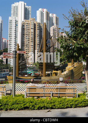 Aberdeen Aberdeen Harbour dh âgées hommes chinois de HONG KONG Ap Lei Chau Park sur la promenade, les gens Banque D'Images