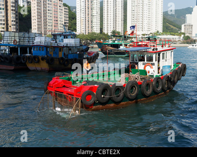 Aberdeen ABERDEEN dh Harbour HONG KONG bateau de dragage pour le nettoyage des déchets La collecte de l'assainissement de l'environnement d'ancrage Banque D'Images