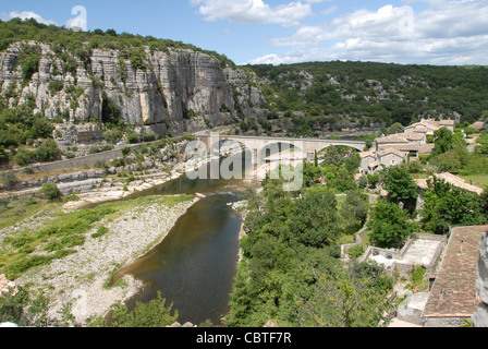 La rivière Ardèche traversée par un pont à Balazuc, un des plus beaux villages de France situé en Ardèche, Rhône-Alpes Banque D'Images