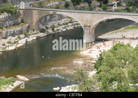 Arc d'un pont traversant la rivière Ardèche à Balazuc, l'un des plus beaux villages de France, dans le sud de la France Banque D'Images