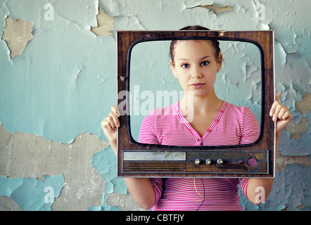 Femme avec de vieux châssis tv Banque D'Images