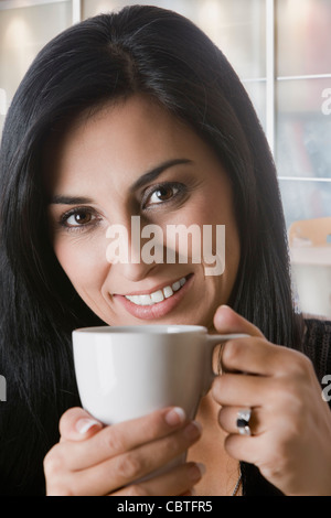 Femme buvant du café turc Banque D'Images