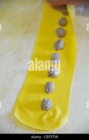 Chef making agnolotti à la maison Banque D'Images