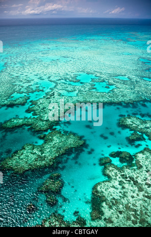Vues aériennes de la spectaculaire Grande Barrière de Corail près de îles Whitsunday dans le Queensland, Australie. Banque D'Images