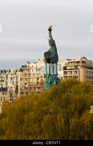 Statue de la liberté sur l'Île aux cygnes, Paris, France Banque D'Images