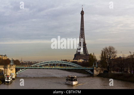 Pont Rouelle pont RER (RER C) avec la Tour Eiffel en arrière-plan, Paris, France Banque D'Images