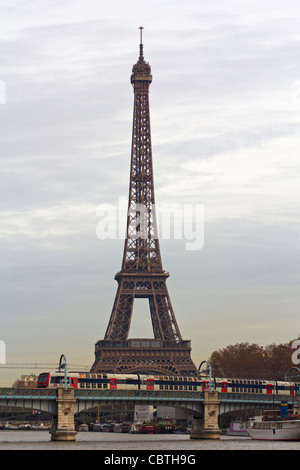 Pont Rouelle pont RER (RER C) avec la Tour Eiffel en arrière-plan, Paris, France Banque D'Images