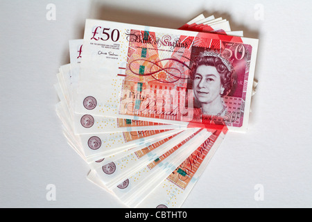 Pile de nouveau £50 remarques isolé sur fond blanc Banque D'Images