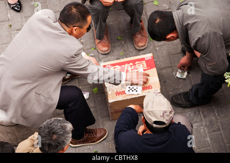 Les hommes chinois cartes à jouer dans une rue de Shanghai (Chine) Banque D'Images