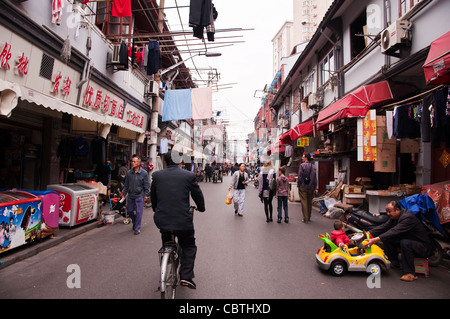 Le peuple chinois dans une rue de la vieille ville de Shanghai (Nanshi district) - Chine Banque D'Images