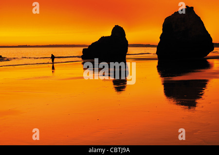 Le Portugal, l'Algarve : le coucher du soleil à plage de Praia dos Tres Irmaos à Alvor Banque D'Images