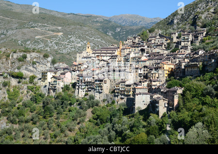 Panorama ou vue panoramique sur le village alpin perché de Saorge dans la vallée de la Roya Alpes-Maritimes France Banque D'Images