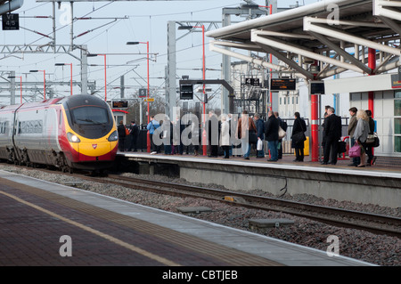 Pendolino Virgin train arrivant en gare de Rugby, Warwickshire, UK Banque D'Images