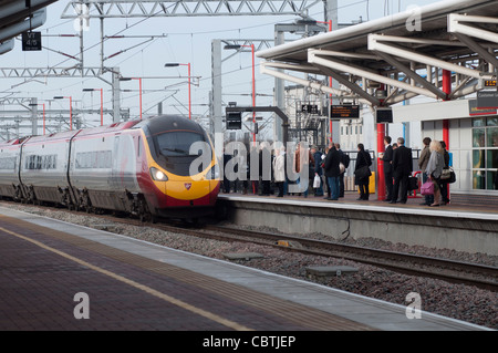 Pendolino Virgin train arrivant en gare de Rugby, Warwickshire, UK Banque D'Images