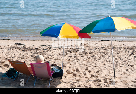 Vacancier sur une plage à Walton-on-the-, Essex, UK  ? Banque D'Images