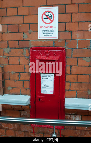 Post box sur Rugby gare, Warwickshire, England, UK Banque D'Images