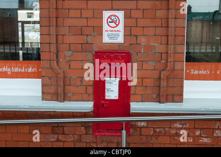 Post box sur Rugby gare, Warwickshire, England, UK Banque D'Images