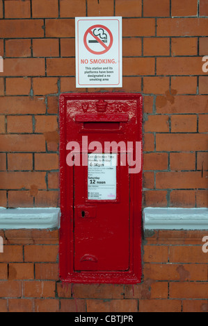 Post box sur Rugby gare, Warwickshire, England, UK Banque D'Images