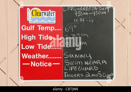 Clearwater Beach Floride USA Lifeguard en devoir d'affichage et Weather report Banque D'Images