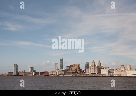 Avis de Liverpool waterfront sur la Mersey River de Birkenhead Banque D'Images