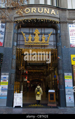 L''Hotel Koruna building Vaclavske Namesti square new town Prague République Tchèque Europe Banque D'Images