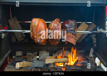 Poêlée de jambon sur feu ouvert lors de marché de Noël à Vaclavske namesti square new town Prague République Tchèque Europe Banque D'Images