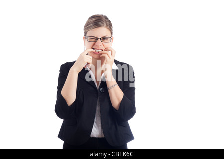 Woman biting a souligné ses ongles, isolé sur fond blanc. Banque D'Images