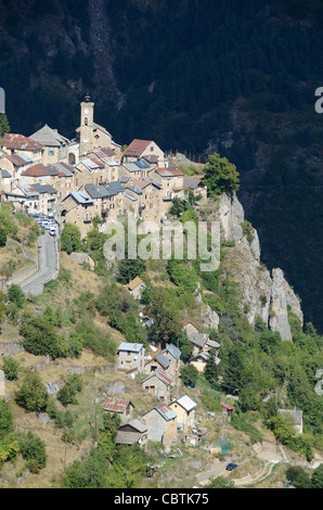 Vue sur le village perché de Roubion dans le Parc National du Mercantour, Alpes-Maritimes du Sud Banque D'Images