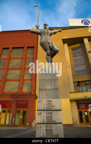 Hokejista le joueur de hockey statue (1985) par Zdenek Nemecek en face de Tesla Arena Prague République Tchèque Banque D'Images