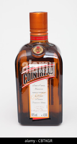 Une bouteille de Cointreau l'esprit d'orange. Banque D'Images