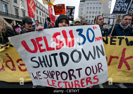 Les grévistes protestent contre les réformes des retraites dans la première grève de masse en 30 ans. Londres, Royaume-Uni. 30Th Nov 2011 Banque D'Images