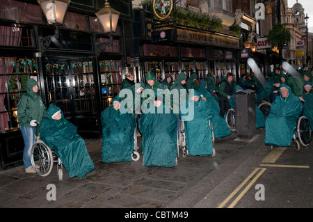 Groupe de personnes âgées sur une sortie sous la pluie à Londres Banque D'Images