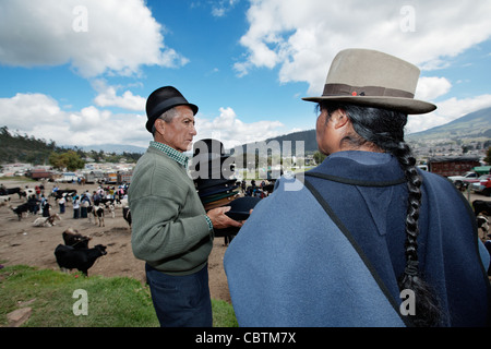 Vente homme chapeaux dans le marché de l'élevage des animaux d'Otavalo (marché), de l'Équateur. Banque D'Images