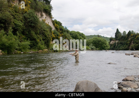 Un pêcheur à la mouche La pêche à la truite bénéficie de l'action sur une petite rivière de la Nouvelle-Zélande dans la région du lac Taupo sur l'Île du Nord. Banque D'Images