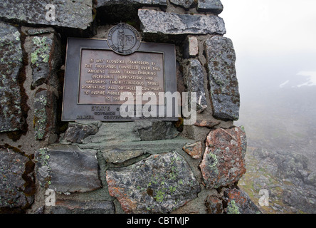 Une plaque commémorative sur le col Chilkoot. Chilkoot Trail. Frontière Alaska-Canada Banque D'Images