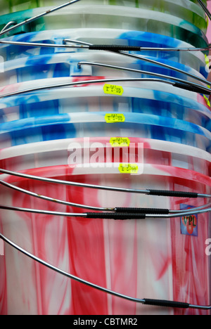 Seaux en plastique coloré Banque D'Images