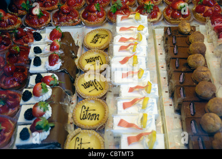 Affichage d'une pâtisserie gâteau en vitrine Banque D'Images