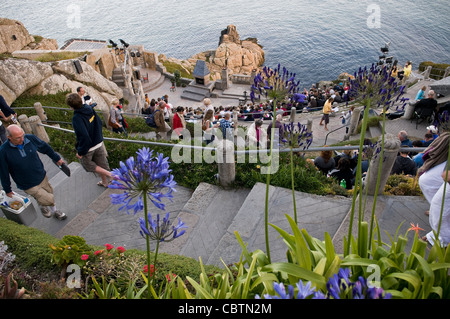 Les personnes qui arrivent et en attente d'une représentation en soirée au théâtre Minack Open Air près de Porthcurno, Cornwall, UK Banque D'Images