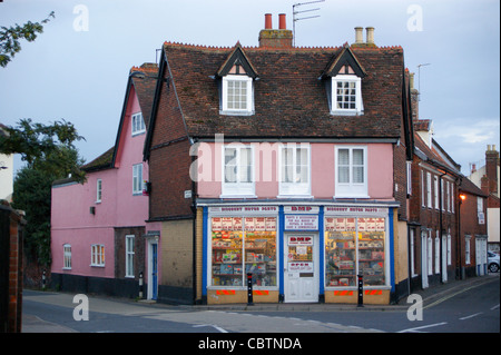 "Coupon Partie Moteur', auto spares shop dans une maison géorgienne, 56, rue St. Bungay, dans le Suffolk, coucher du soleil Banque D'Images