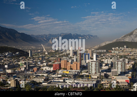 Regardant vers la Colonia de San Jeronimo, avec Santa Catarina dans la distance dans la zone municipale de Monterrey, au Mexique. Banque D'Images