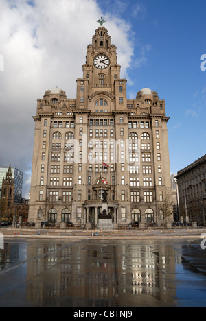 Assurance Royal Liver Building situé à Pier Head à Liverpool Banque D'Images