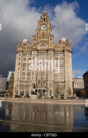 Assurance Royal Liver Building situé à Pier Head à Liverpool Banque D'Images