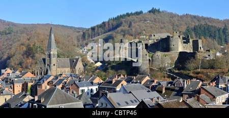 La ville touristique de La Roche-en-Ardenne et son château médiéval le long de la rivière Ourthe, Ardennes, Belgique Banque D'Images