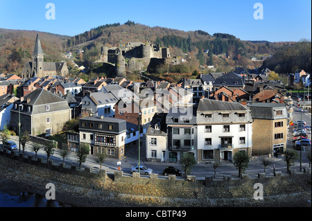 La ville touristique de La Roche-en-Ardenne et son château médiéval le long de la rivière Ourthe, Ardennes, Belgique Banque D'Images