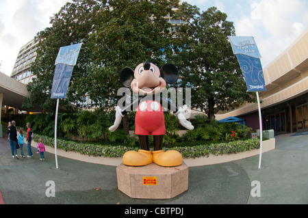 Personnage célèbre statue de Mickey Mouse dans Disneyworld hotel, Anaheim, États-Unis Banque D'Images