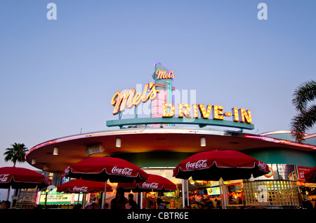 Mel's Drive-In restaurant avec diners en plein air au crépuscule, Universal Studios Orlando, Floride. Banque D'Images