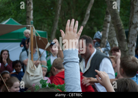 La main de l'enfant élevé dans de chirurgien médiéval de donner la démonstration de pratiques médicales anciennes au festival de Robin des Bois Banque D'Images
