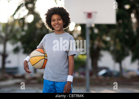 African American boy holding basketball Banque D'Images