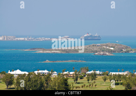 Les Bermudes. Sur un excellent son et de plus petits Riddell's Bay et port de navires de croisière, les Bermudes. Banque D'Images